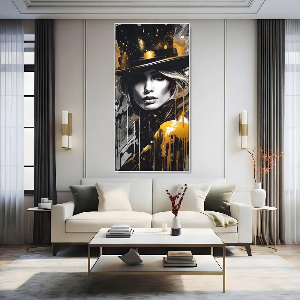 Tablou canvas cu tablou canvas cu portret de femeie cu joben, in rama de aluminiu argintiu, pe perete intr-un living
